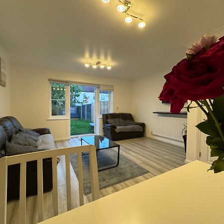 Spacious 3 Bedroom Home, With Private Driveway 5 Minutes From Excel Centre & Custom House لندن المظهر الخارجي الصورة