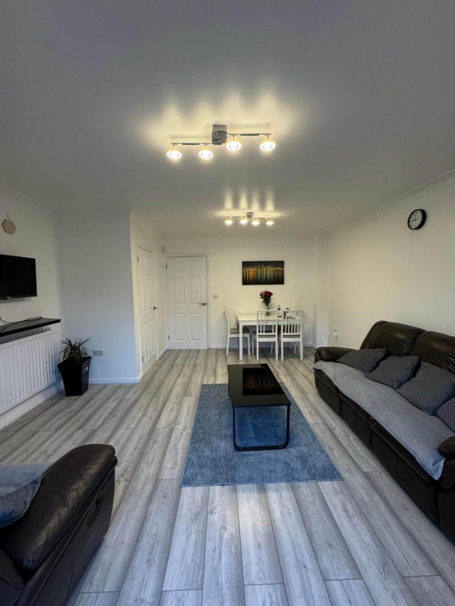 Spacious 3 Bedroom Home, With Private Driveway 5 Minutes From Excel Centre & Custom House لندن المظهر الخارجي الصورة