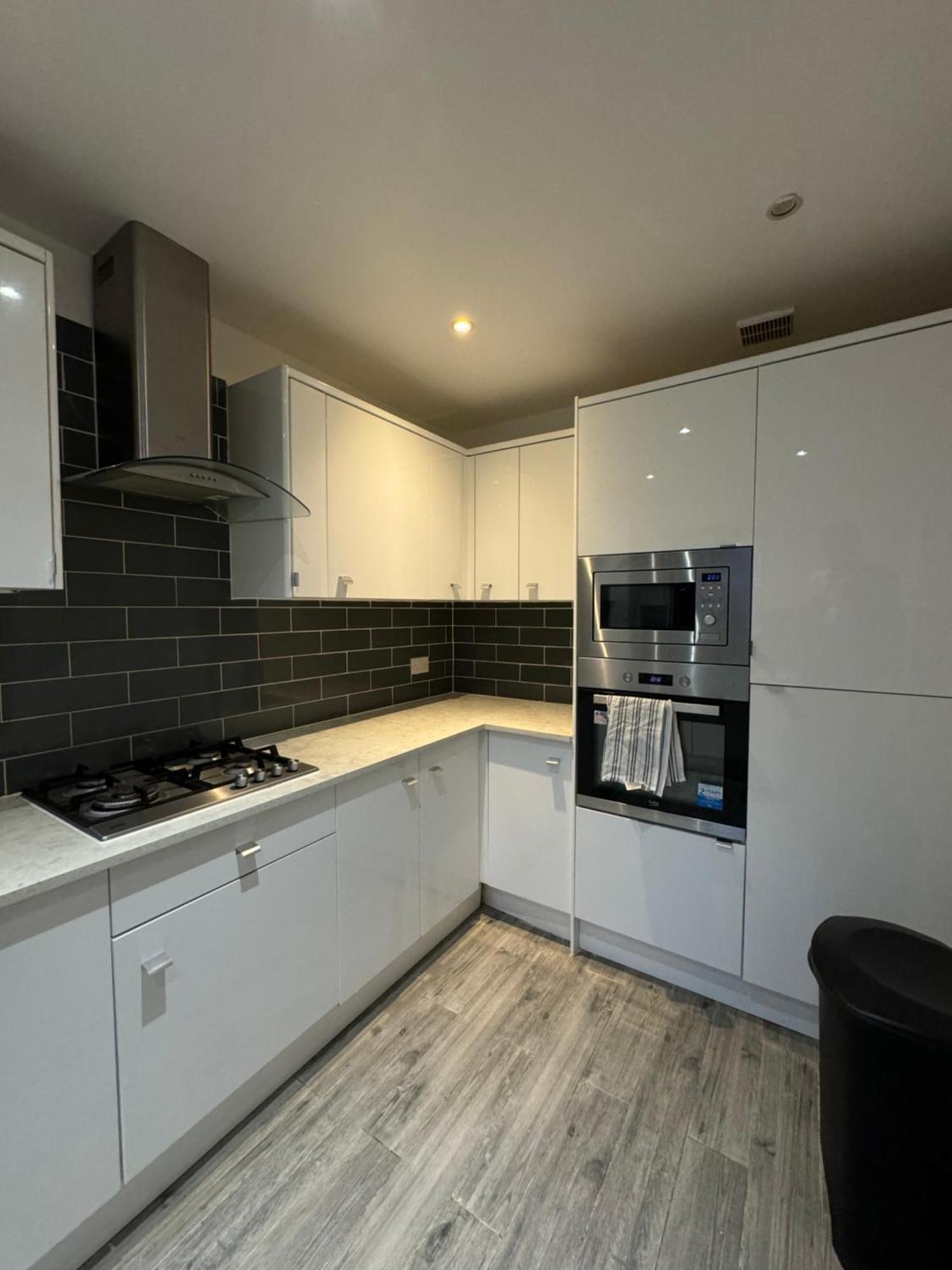 Spacious 3 Bedroom Home, With Private Driveway 5 Minutes From Excel Centre & Custom House لندن المظهر الخارجي الصورة
