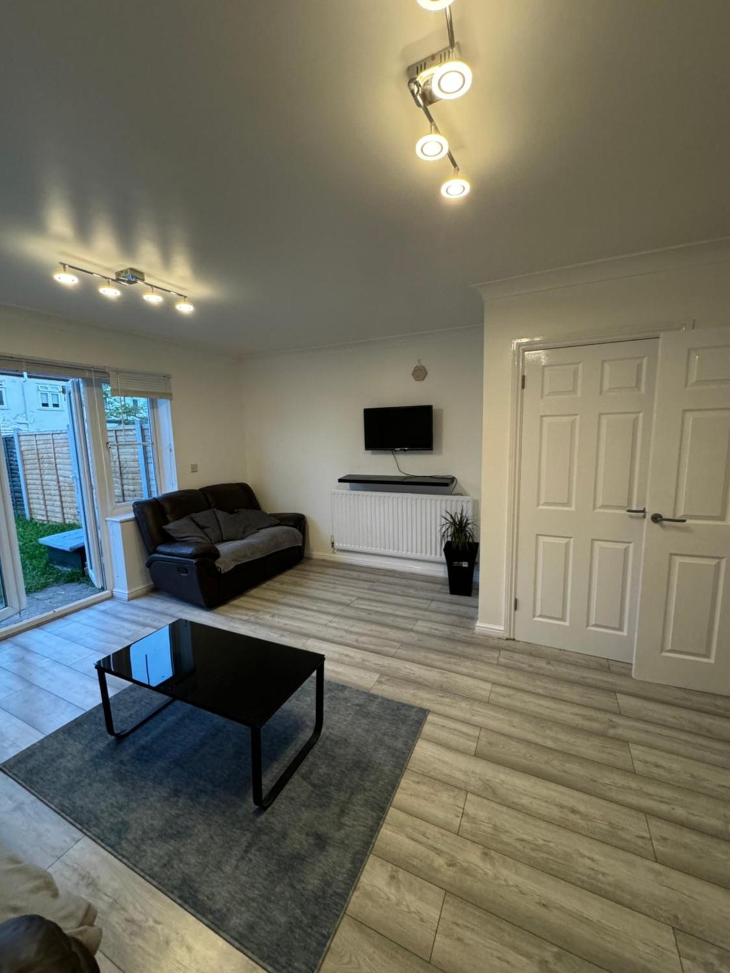 Spacious 3 Bedroom Home, With Private Driveway 5 Minutes From Excel Centre & Custom House لندن المظهر الخارجي الصورة