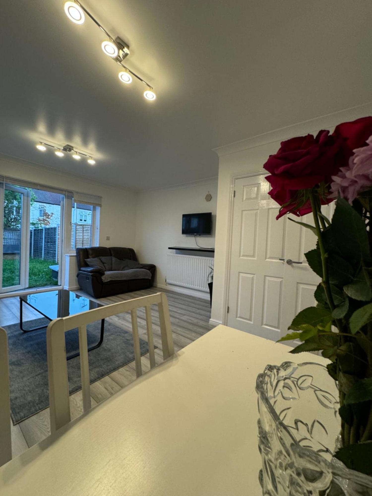 Spacious 3 Bedroom Home, With Private Driveway 5 Minutes From Excel Centre & Custom House لندن المظهر الخارجي الصورة