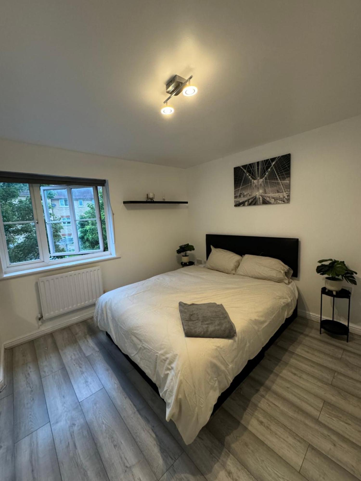 Spacious 3 Bedroom Home, With Private Driveway 5 Minutes From Excel Centre & Custom House لندن المظهر الخارجي الصورة